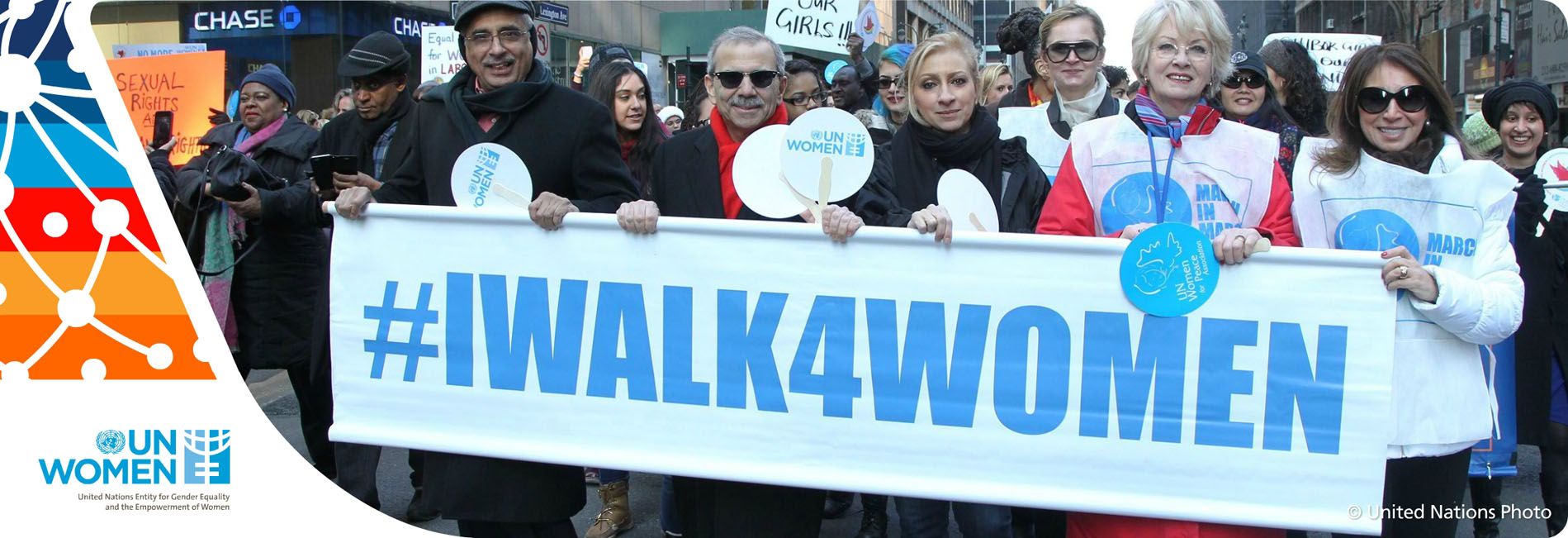 Frauen mit einem Plakat "I walk 4 Women"
