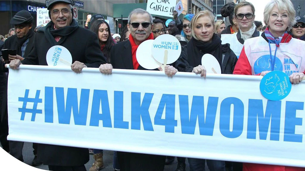 Frauen mit einem Plakat "I walk 4 Women"